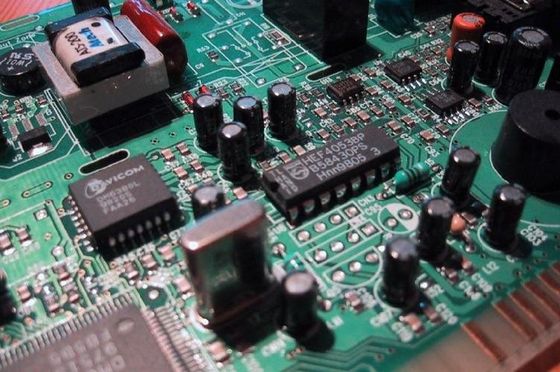 Macchina SMT a visione ad alta velocità per il posizionamento di microchip e IC su schede di circuito