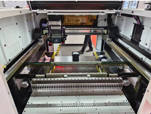 Macchina di assemblaggio della luce a LED progettata in modo efficiente con software di ricerca e sviluppo indipendente